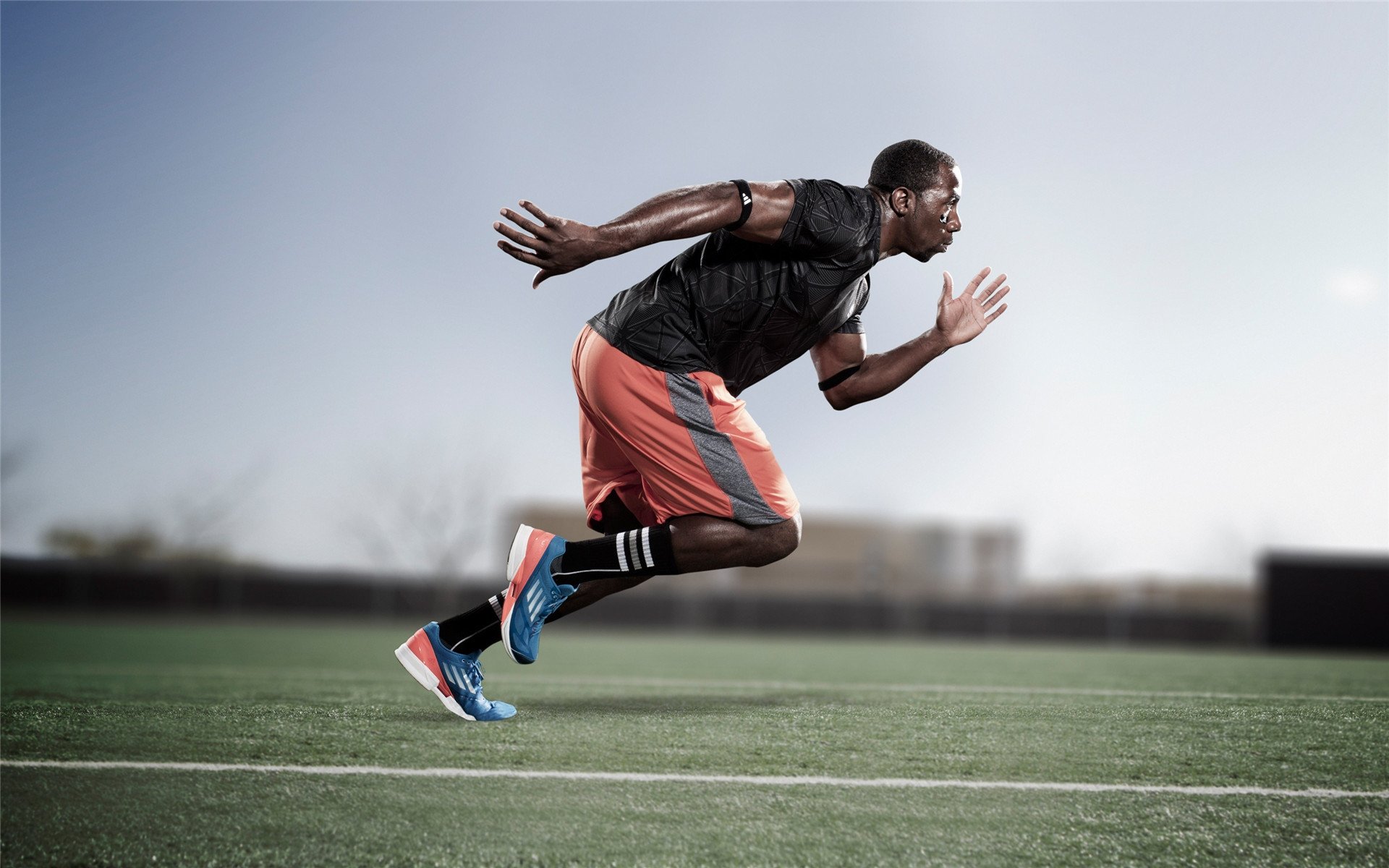 快攻中第一步启动的重要性解析,快攻都是由发动与接应推进结束三个阶段组成